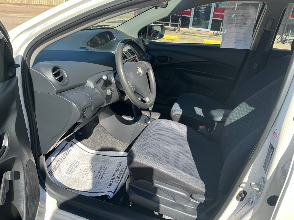 2008 TOYOTA YARIS BASE; S