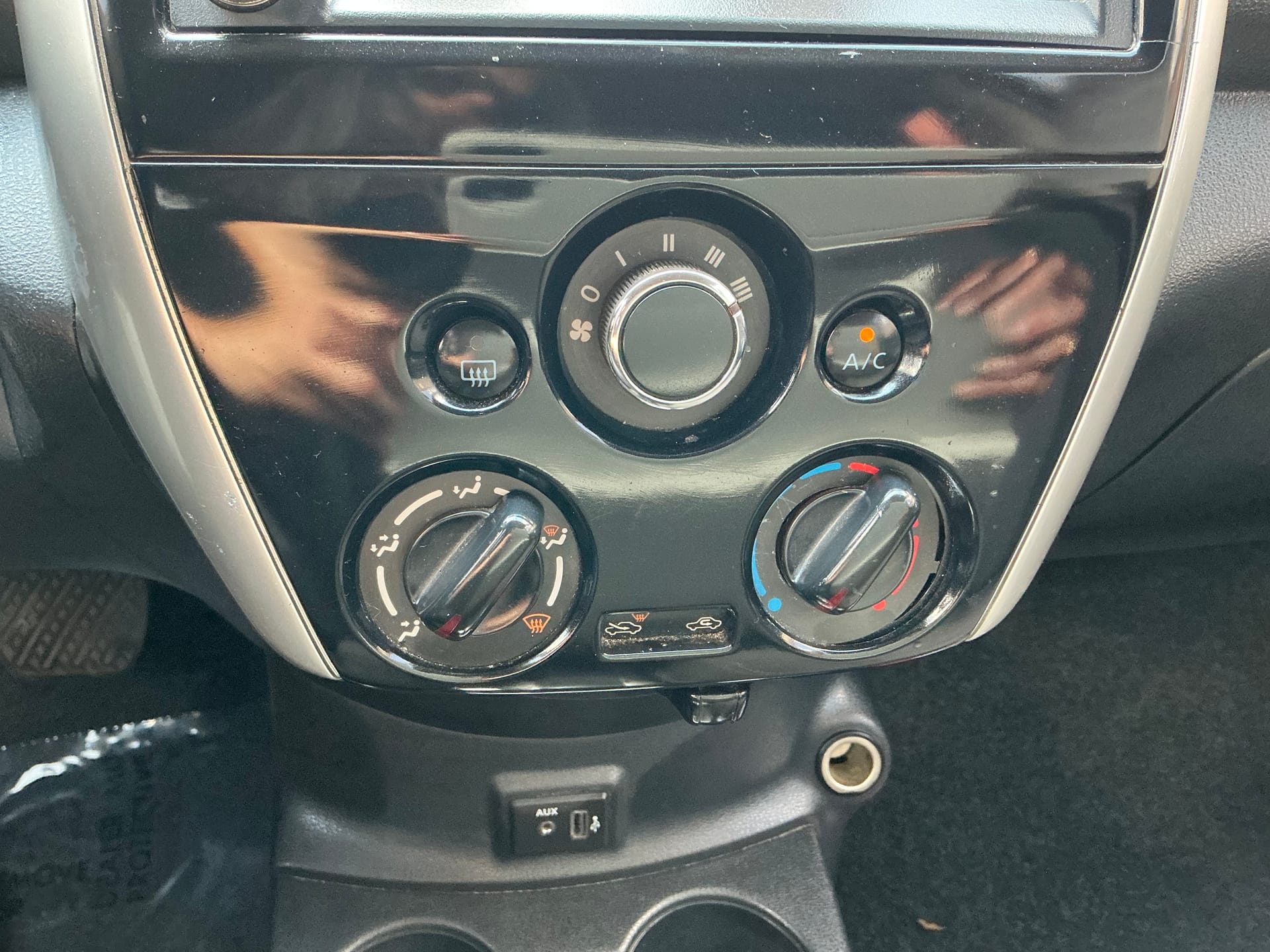 2018 Nissan Versa Sedan SV - Photo 17